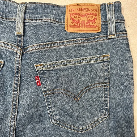 Levi 724 High Rise Straight Women’s Jeans, Wondrous Time Medium Blue Wash, 28x30 - Picture 7 of 7